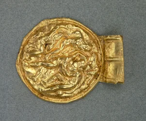 Bulla colgante en relieve. Civilización etrusca, siglo IV a.C.