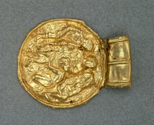 Colgante de bulla en relieve. Civilización etrusca, siglo IV a.C.