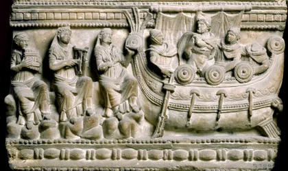 Arte etrusco: «Ulises, atado al mástil de su nave, resiste al canto de las sirenas». Bajorrelieve de un sarcófago de Volterra. Siglos IV-III a. C. Florencia, Museo Arqueológico
