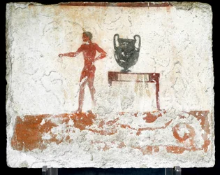 Arte etrusco: un joven efebo desnudo junto a una mesa sobre la que hay una vasija. Fresco de la tumba del «Nadador». Procedente de la necrópolis meridional de Paestum. 480-470 a. C. Museo Archeologico Nazionale, Paestum