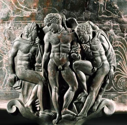Arte etrusco: detalle del pie de la Cista Ficoroni de bronce, que representa a Hércules, Yolao y Eros entre ellos. Procedente de Preneste (Palestrina). 340 a. C. Museo Nazionale di Villa Giulia, Roma