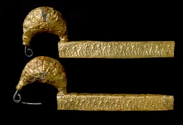 Arte etrusco: fíbulas (alfileres) en oro. 630 a.C. De la tumba del Licteur (Littore) en Vetulonia (o Vetulonium). Dim. 21 cm Florencia, Museo Arqueológico