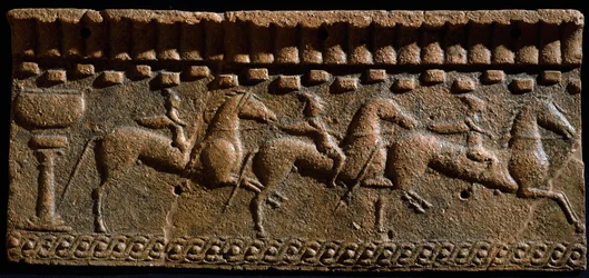 Arte etrusco: friso decorado de caballeros de un conjunto arquitectónico en Murlo. Siglo VI a.C. Murlo, Antiquarium Municipal, Italia