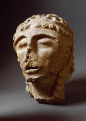 Civilización etrusca: Cabeza de hombre de terracota. 550-530 a.C. Del Segundo Palacio de Murlo. Depósitos de la Superintendencia Arqueológica de Etruria, Florencia