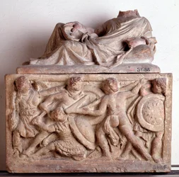 Civilización etrusca: urna de terracota de Chiusi Italia - siglo II a.C. Dim 33x56x27 cm. Florencia, Museo Arqueológico, inv 5686
