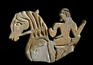 Civilización etrusca: acrótera esculpida en forma de jinete. Siglo VII a.C. Del palacio de Murlo. Florencia, Soprintendenza Archeologica