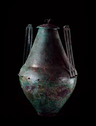 Civilización etrusca: jarrón bicónico de bronce con doble asa y tapa de la tumba del tanque de bronce en Vulci, 680-670 a.C.