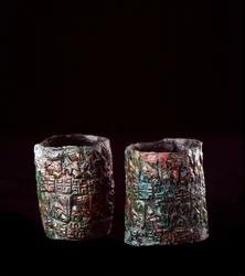 Civilización etrusca: decoraciones de brazaletes en bronce de la tumba del tanque de bronce en Vulci, 680-670 a.C.