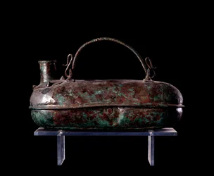 Civilización etrusca: askos de bronce de la tumba del Carro de Bronce en Vulci, 680-670 a.C.
