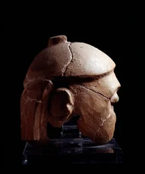 Civilización etrusca: cabeza de casco en terracota del grupo Antenanti de Murlo, Poggio Civitate, Italia - 580-570 a.C.