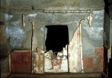 Civilización etrusca: entrada de la tumba François en la necrópolis de Ponte Rotto, siglo IV a.C. Vulci, Italia