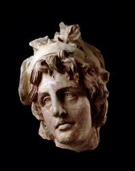 Civilización etrusca: cabeza femenina de la Amazona. Siglo II a.C. De Arezzo Dim. 18 cm Arezzo, Museo Arqueológico G.Clinio Mecenate, inv. 87674