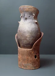 Civilización etrusca, rito funerario: osario canópico en forma, siglo VIII a.C. Del sitio de Bisenzio