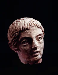 Civilización etrusca: cabeza de un joven del templo de Belvedere, en Orvieto - siglo V-IV a.C. Diámetro 13 cm