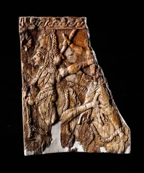 Civilización etrusca: placa de marfil decorada con la representación de Gerión - Del túmulo de Montefortini, Comeana, Italia - siglo VII a.C. Dim 10x8,1 cm