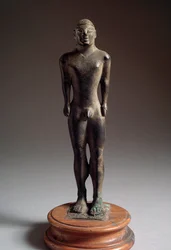 Civilización etrusca: escultura de bronce de un kouros, de Talamone, Italia, 540-530 a.C. Dim 21 cm
