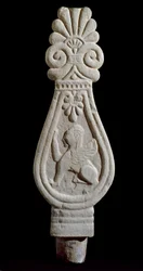 Civilización etrusca: estela sepulcral en gres decorada con la silueta de un león alado de Londa en Italia. 550-500 a.C. Florencia, Museo Arqueológico