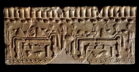 Civilización etrusca: friso de terracota adornado con una escena de banquete. 580 a.C. Dim. 24x54 cm. Del palacio de Murlo. Murlo, Antiquarium Comunale