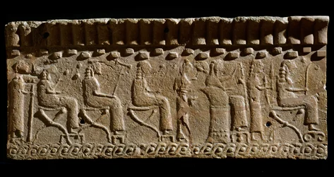 Civilización etrusca: friso de terracota adornado con bajorrelieves de divinidades y dignatarios sentados. 580 a.C. Dim. 24x54 cm. Del Palacio de Murlo. Murlo, Antiquarium Comunale