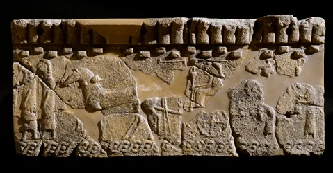 Civilización etrusca: friso de terracota decorado con un cortejo. Siglo VI a.C. Del segundo palacio de Murlo. Dim. 24x39 cm Murlo, Antiquarium Comunale