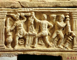 Civilización etrusca, urna de toba con escenas de galos saqueando templos