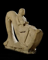 Civilización etrusca: joven montando un delfín. Escultura de piedra 550 a.C. Alt. 82 cm Roma, Museo Nazionale di Villa Giulia