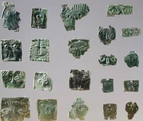 Exvoto en placa de bronce que representa ojos. Artefactos del Santuario de Reithia Este (Venecia). Civilización etrusca, siglo V-IV a.C.