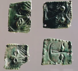 Exvoto en placa de bronce que representa ojos. Artefactos del Santuario de Reithia Este (Venecia). Civilización etrusca, siglo V-IV a.C.