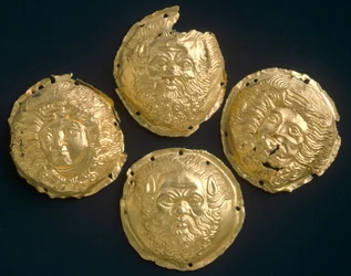 Tachuelas de oro, de Todi (Umbría). Civilización etrusca, siglo IV a.C.