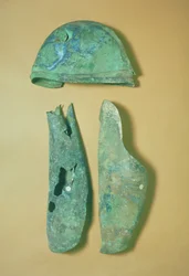 Casco y grebas, italoetrusco, principios del siglo V a.C.