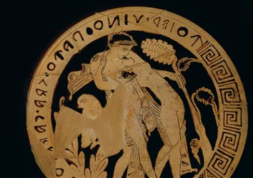 Italia, Lacio, Civita Castellana, Kylix de figuras rojas (cerámica de vino) que representa a jóvenes abrazándose, inscrito (en lengua falisca) con una invitación a beber, circa 350 a.C.