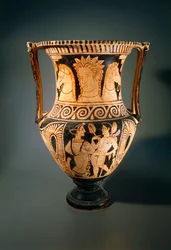 Kelebe o crátera de columna, por el Pintor de Asciano, que representa a una joven recibiendo un flabelo (abanico). Cerámica de figuras rojas de la Tumba 3 de Poggio Pinci, Asciano (Toscana). Civilización etrusca, siglo IV a.C.