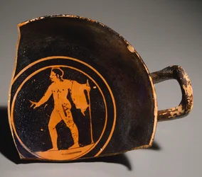 Kylix de Pteriu Paves, un fragmento que representa a un joven y una inscripción. Cerámica de figuras rojas, de la tumba 3 en Grotti (Toscana). Civilización etrusca, siglo IV a.C.
