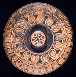 Patera. Cerámica de figuras rojas de Spina (Emilia Romaña). Civilización etrusca, siglo IV a.C.