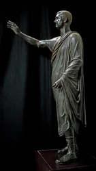Arte etrusco romano: estatua de bronce de Aulo Metello llamado el Orador - 80 a.C., de Pila cerca de Perugia, Dim. 179 cm - Florencia, Museo Arqueológico - Retrato de Aule Metele también conocido como El Orador - Bronce romano-etrusco