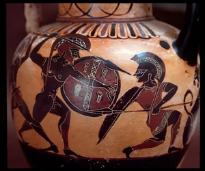 Ánfora de terracota con representación de un duelo entre dos soldados, 520-500 a.C.