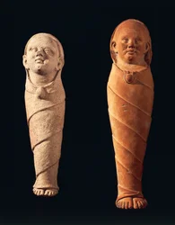 Exvoto de terracota con bebés, de la estipe votiva, de Tessennano (Lazio). Civilización etrusca, siglo IV a.C.