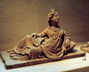 Arte etrusco: tapa de urna funeraria que representa a la esposa del difunto sosteniendo un abanico. Del monumento funerario de Chiusi (Toscana, Italia). Siglo II d.C. París, Museo del Louvre