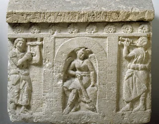 Arte etrusco: «La Lasa, genio de la Muerte a la entrada del Infierno». Bajorrelieve de una urna de Chiusi. Siglo III o II a. C. Palermo, Museo Archeologico Nazionale