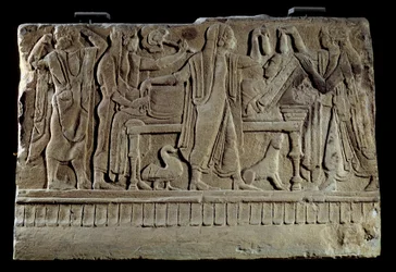 Antigüedad etrusca: Placa de cippo funerario. Exposición de la difunta en su lecho funerario. París, Museo del Louvre