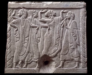 Relieve con bailarines de un hito de mármol de Chiusi, Italia, siglo VI a.C.