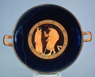 Copa ática de figuras rojas decorada con un hombre que entrega un gallo a un niño, hacia 470 a. C.