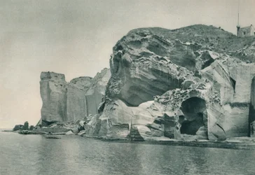 Entrada a un manantial de azufre, Ischia, Italia, 1927