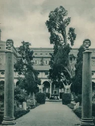 Jardín en el Museo de las Termas de Diocleciano, Roma, Italia, 1927