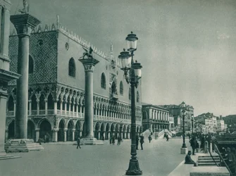 Fachada principal del Palacio Ducal con Riva degli Schiavoni, Venecia, Italia