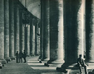Parte de la columnata en la Plaza de San Pedro, Roma, Italia, 1927