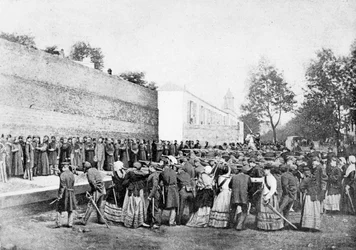 Recreación de la masacre de 62 rehenes en la Rue Haxo, Belleville, París, 1871