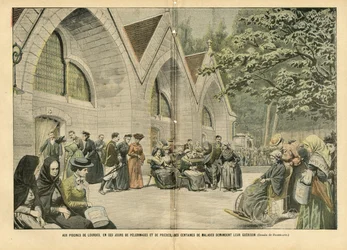 Ilustración de Eugene Damblans (1865-1945) en Le Pelerin, 28/08/04 - En las piscinas de Lourdes, en estos días de peregrinaciones y oraciones, cientos de pacientes piden por su guerra - Medicina, Fe Religiosa, Arquitectura Urbanística, Catolicismo