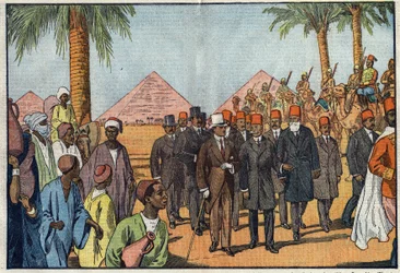 El rey Amanullah de Afganistán (1892-1960) visita las Pirámides de Egipto, acompañado por una escolta de Meharistas. El Cairo, Egipto. Ilustración de Damblans. En "Le Pelerin" del 22 de enero