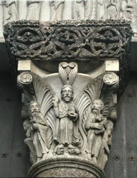 Capitel de columna con Cristo bendiciendo del portal oeste de la fachada, 1840-61